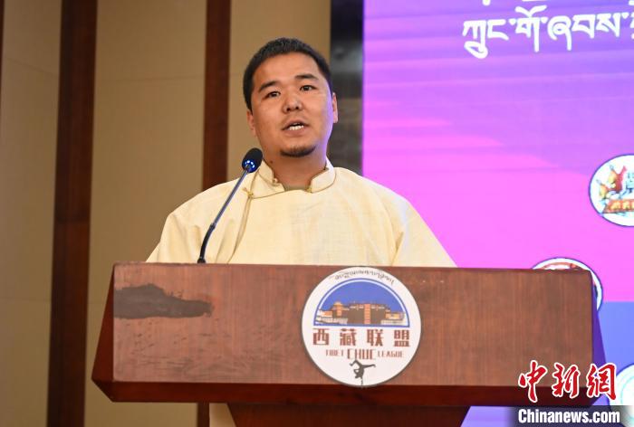 圖為西藏街舞聯盟常務副主任朗卡旺青致辭。　趙朗 攝