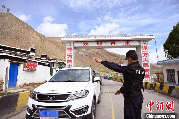圖為移民管理警察示意司機(jī)停車接受檢查。　趙朗 攝