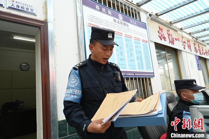 圖為洛桑朗嘎向記者展示卷宗?！≮w朗 攝