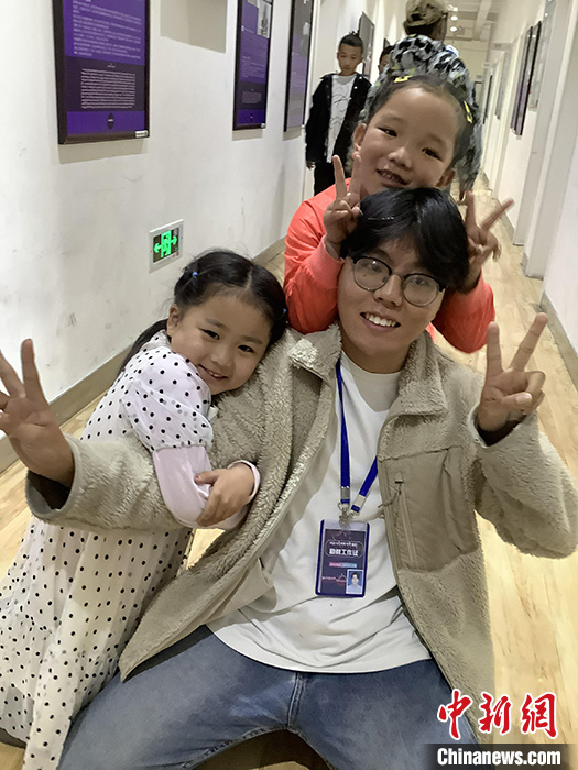 “Z世代”旦真旺加認為，拉薩是一座開放與包容的城市，記憶中的拉薩是彩色的。2021年，旦真旺加從浙江大學漢語言文學專業畢業后，他選擇回到拉薩，成為一名漢語文實習助教。圖為8月4日，旦真旺加在課間陪學生玩耍。 <a target='_blank' ><p  align=
