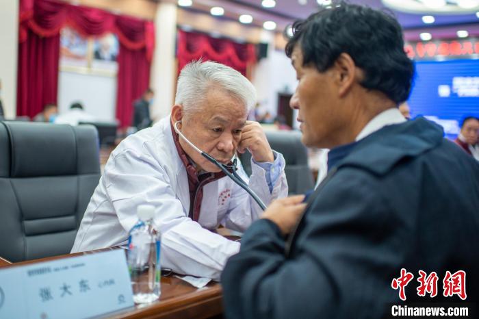 圖為專家團隊在日喀則市開展義診活動?！〉┰雠?攝