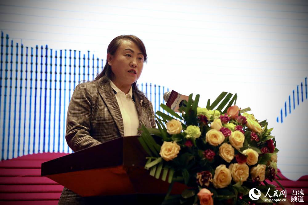 拉薩市旅游發(fā)展局相關(guān)負(fù)責(zé)人發(fā)言。人民網(wǎng) 次仁羅布攝