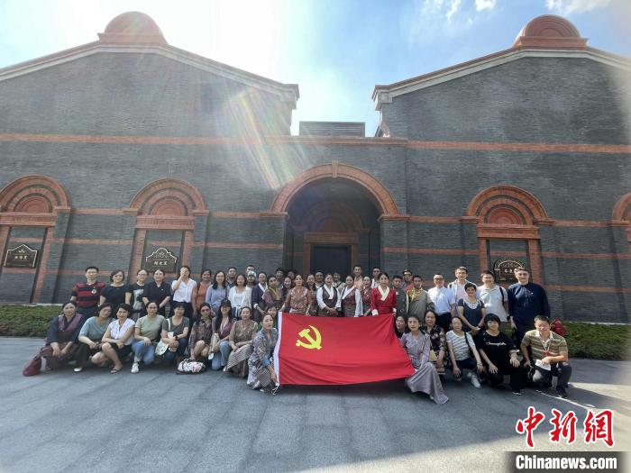 參觀中共一大、二大會(huì)址，學(xué)員們回顧了中國共產(chǎn)黨百年大黨的革命歷程?！∪A東師大供圖