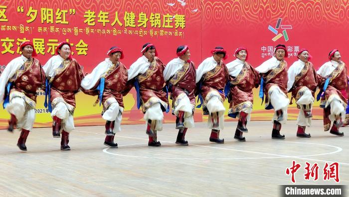 圖為西藏老年舞蹈隊齊跳傳統鍋莊舞。　貢桑拉姆 攝