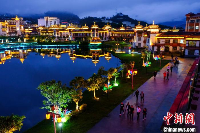圖為2021年5月18日，西藏自治區墨脫縣城入夜，昔日的“高原孤島”如今面貌一新。　江飛波 攝