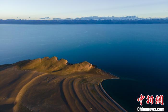 圖為著名的西藏“天湖”納木錯風光，遠處為念青唐古拉雪山?！〗w波 攝