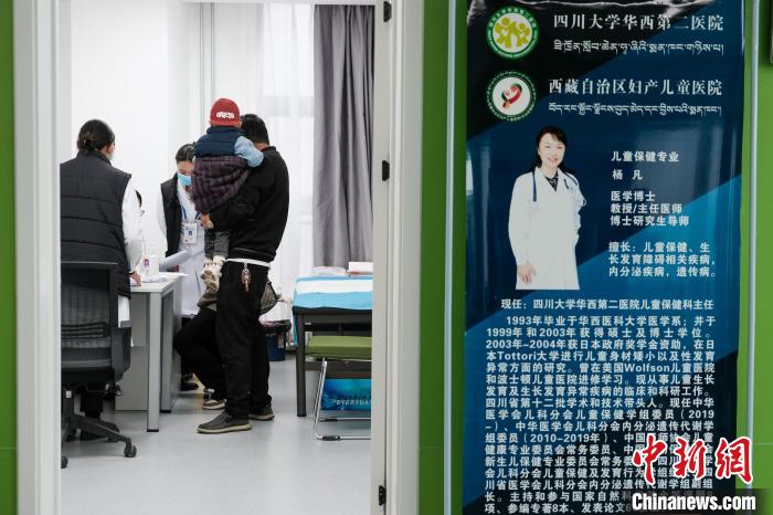 圖為四川大學華西第二醫院專家接診。　江飛波 攝