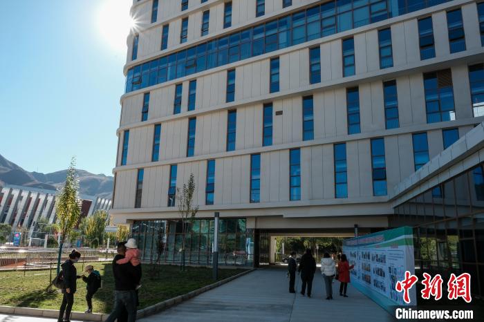 因疫情防控需要，此次義診活動進行了人數限定。圖為西藏民眾帶著孩子到醫院就診。　江飛波 攝