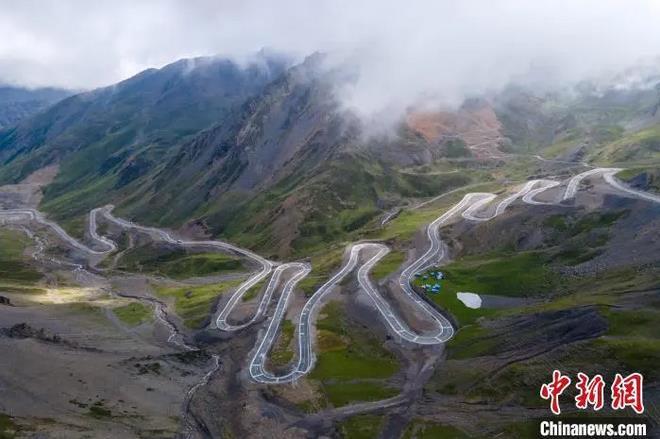 資料圖：航拍通往西藏隆子縣玉麥鄉的盤山公路。　江飛波 攝