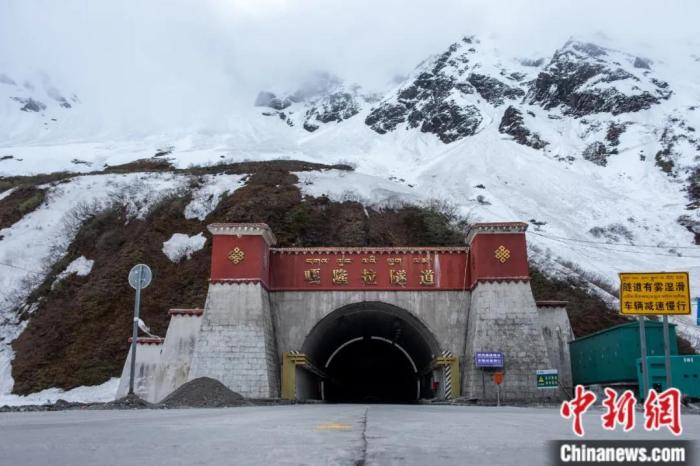 墨脫公路控制性工程——嘎隆拉隧道。上方為嘎隆拉雪山，曾是進入墨脫最大的“攔路虎”。