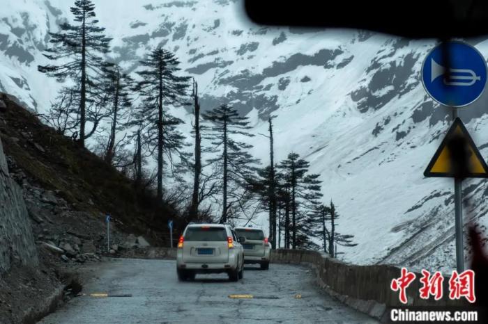 圖為墨脫公路沿線的雪景風光。