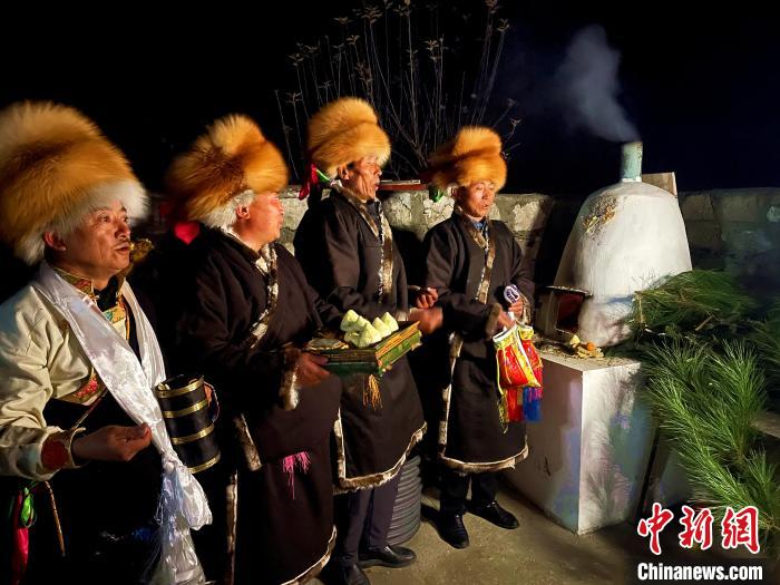 圖為除夕之夜進行的驅鬼儀式。　冉文娟 攝