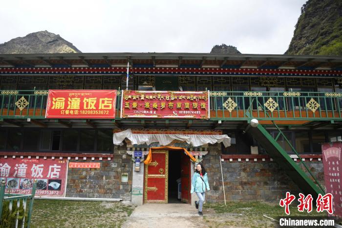 玉麥鄉里修建了飯店與旅館。　楊華峰 攝