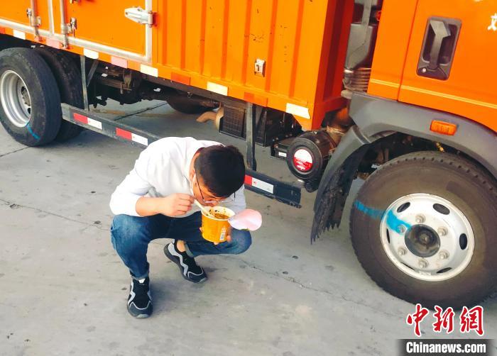 由于沿路疫情原因，閆光宇和朋友只能在服務區簡餐?！∴嵟?攝