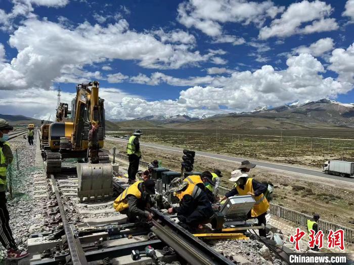 圖為青藏鐵路基礎設施“升級換代”施工現(xiàn)場。　現(xiàn)場作業(yè)人員供圖