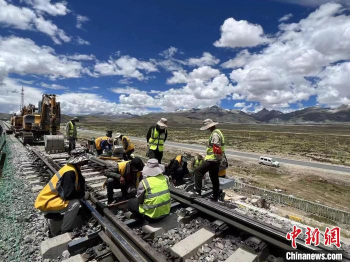 圖為青藏鐵路基礎設施“升級換代”施工現(xiàn)場。　現(xiàn)場作業(yè)人員供圖