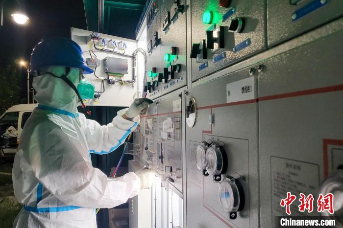 西藏電力部門順利完成方艙醫院供電設備安全可靠接入?！⊥醮箫w 攝