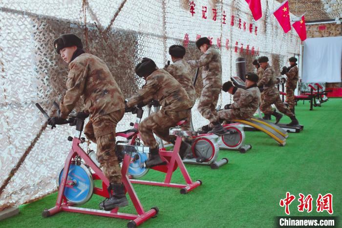 圖為阿里軍分區某邊防團官兵在陽光房里鍛煉?！詵| 攝