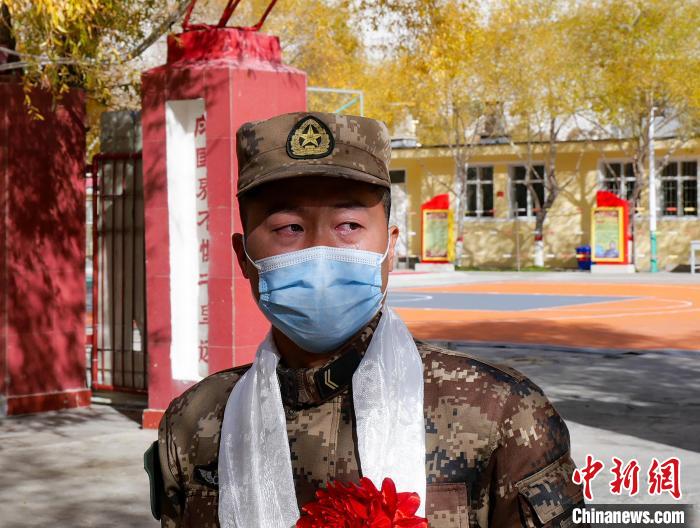 圖為什布奇邊防連退伍老兵臨別前再看一眼連隊。　劉曉東 攝