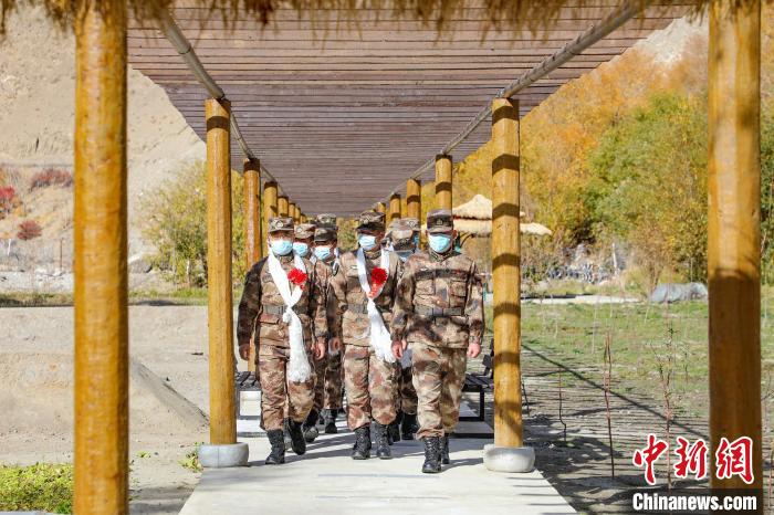 圖為什布奇邊防連退伍老兵臨別前再看一眼連隊?！詵| 攝