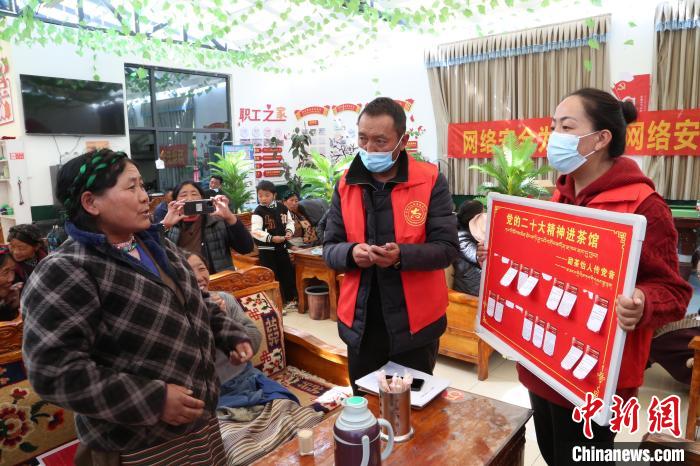 圖為瓊結縣村民參與問答。　倫珠澤仁 攝