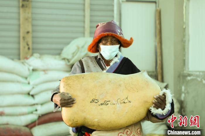 圖為茶措村牧區改革合作社酥油分紅現場。　索朗仁青 攝