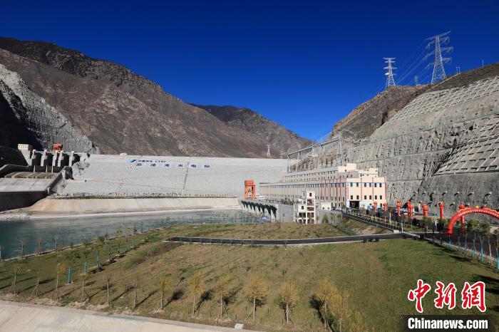 圖為金沙江上游蘇洼龍水電站?！⊥趵?攝