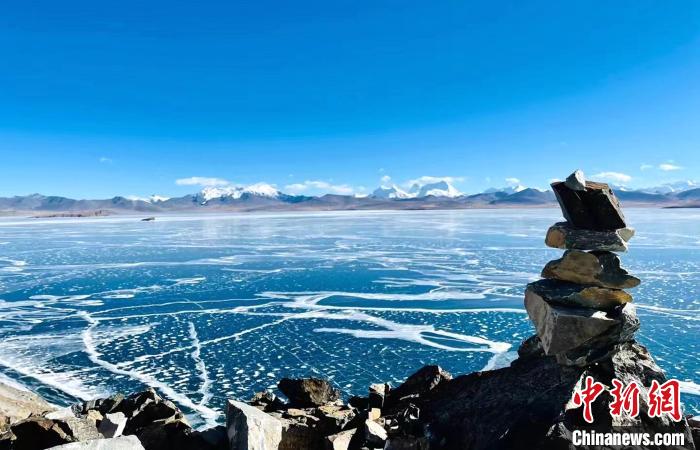 圖為普瑪江塘鄉(xiāng)境內(nèi)的雪山、冰湖美景?！±丝ㄗ涌h網(wǎng)信辦供圖