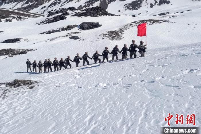 春節(jié)期間，西藏軍區(qū)山南軍分區(qū)某邊防團(tuán)官兵踏雪巡邊。　旦增晉美 攝