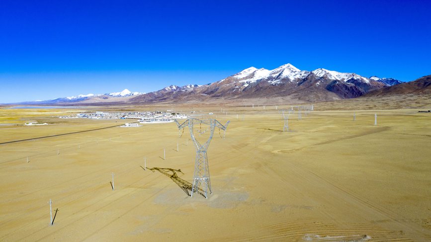 位于海拔4700多米的阿里聯網工程霍爾變電站。
