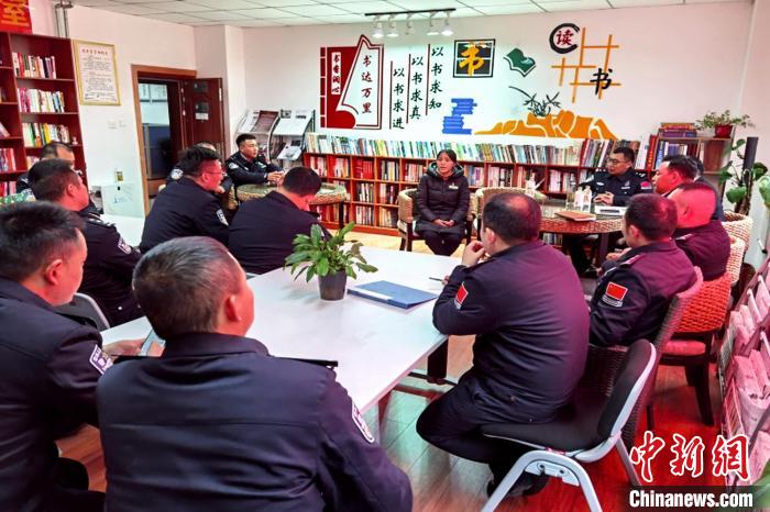 圖為亞東出入境邊防檢查站民警與銀行業(yè)務(wù)人員進行金融知識深入交流。　胡利媛 攝
