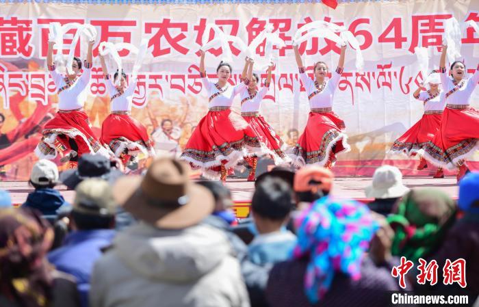 圖為墨竹工卡縣龍珠崗村，文藝演出現場?！∝暩聛硭?攝