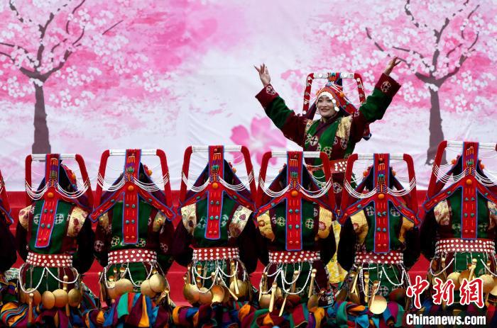 3月28日，西藏林芝第二十屆桃花旅游文化節開幕式上的文藝表演?！±盍?攝