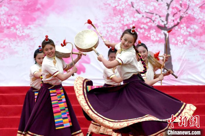 3月28日，西藏林芝第二十屆桃花旅游文化節開幕式上的文藝表演?！±盍?攝