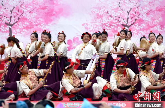 3月28日，西藏林芝第二十屆桃花旅游文化節開幕式上的文藝表演?！±盍?攝