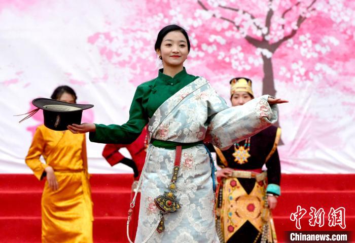 3月28日，西藏林芝第二十屆桃花旅游文化節開幕式上的文藝表演。　李林 攝