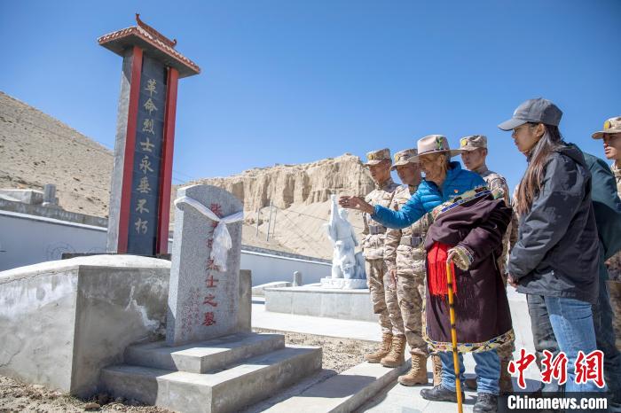 圖為在西藏阿里地區札達縣烈士陵園，82歲的次仁南杰老人為軍民代表講述新舊西藏的變化。　劉曉東 攝