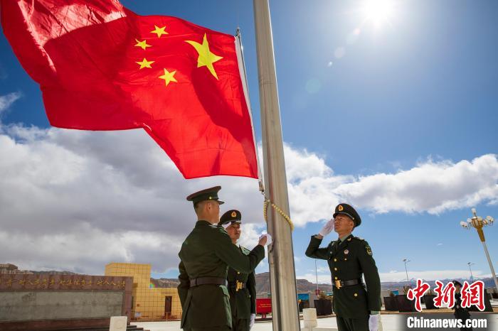 圖為在西藏阿里地區札達縣，軍民共同舉行升國旗儀式，慶祝西藏百萬農奴解放紀念日。　劉曉東 攝