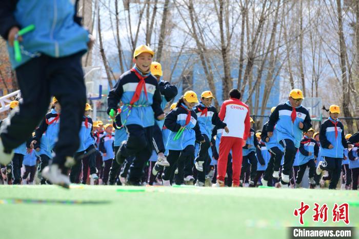 圖為學生在跳繩教練齊景龍的指導下做準備運動。　貢嘎來松 攝