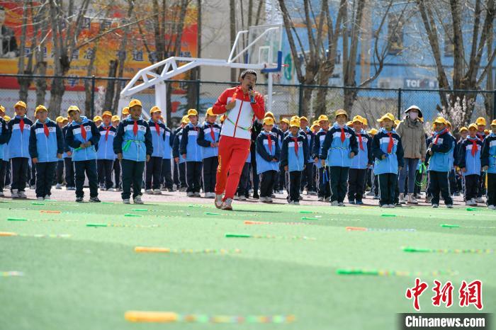 圖為學生在跳繩教練齊景龍的指導下做準備運動?！∝暩聛硭?攝