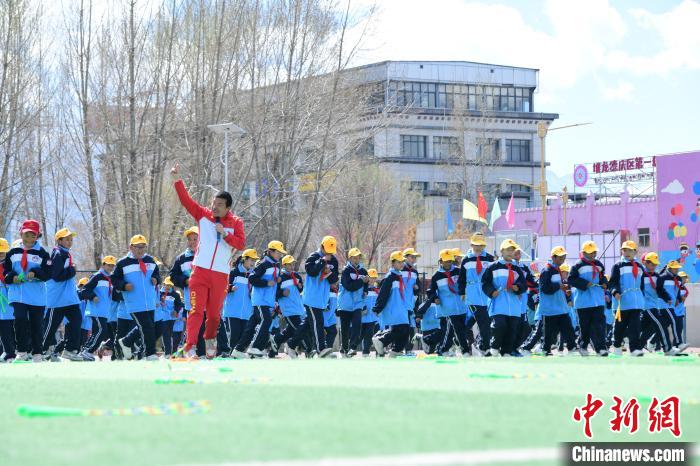 圖為學生在跳繩教練齊景龍的指導下做準備運動?！∝暩聛硭?攝