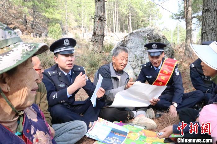 圖為竹瓦根邊境派出所民警為轄區(qū)群眾宣講森林防火常識?！≈裢吒吘撑沙鏊?供圖