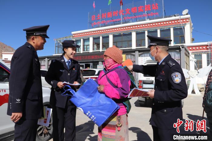 圖為日土邊境派出所民警在選轄區(qū)宣講國家安全知識?！∪尾?攝