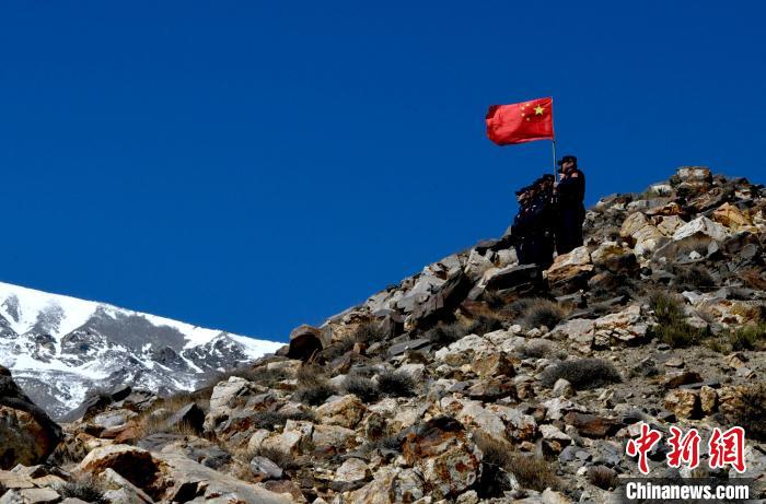 底雅邊境派出所民警夏永軍(右一)在巡邏中?！±盍?攝