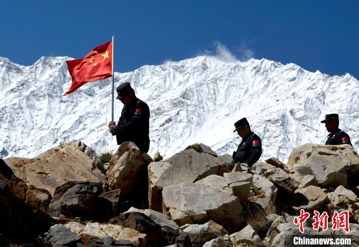 底雅邊境派出所民警夏永軍(左一)在巡邏中。