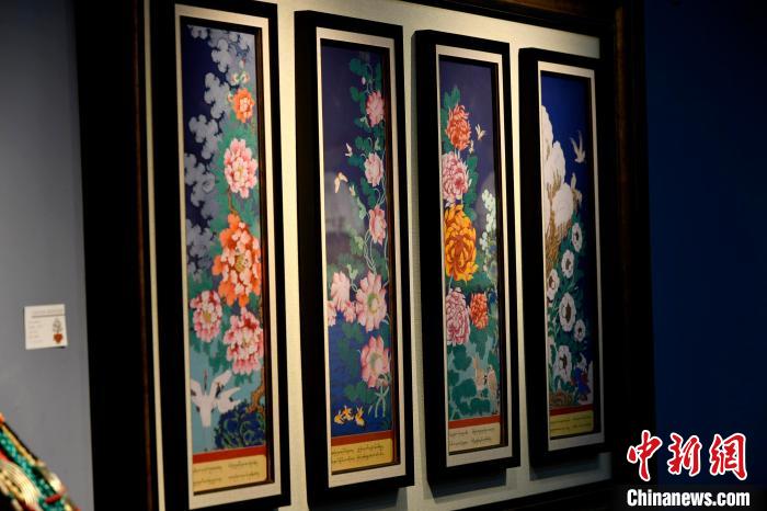 圖為5月16日，展覽中新創(chuàng)唐卡作品《四季花》。　李林 攝