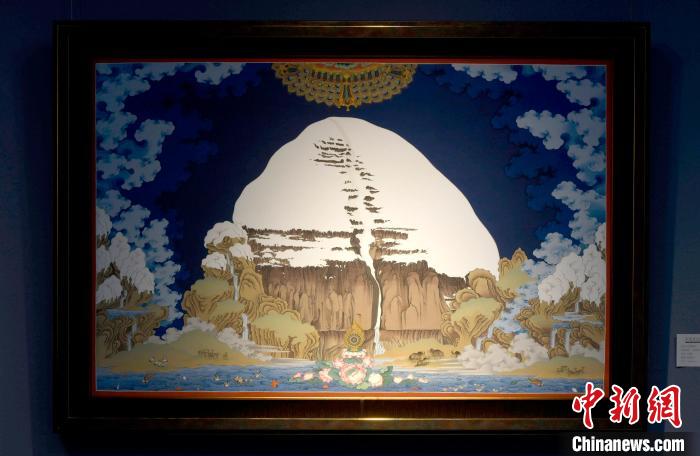 圖為5月16日，展覽中新創(chuàng)唐卡作品《岡底斯山》。　李林 攝