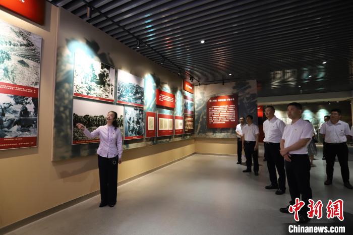 圖為西藏航空一行在臨沂市孟良崮戰(zhàn)役紀(jì)念館開展主題教育活動。　姜博 攝