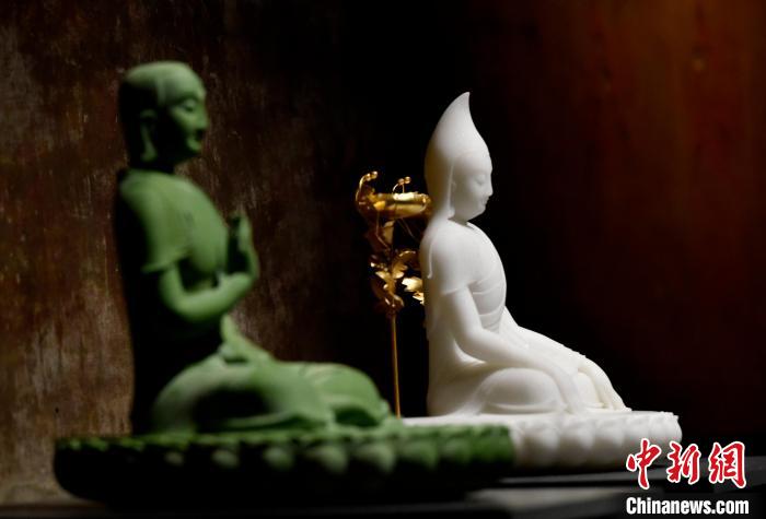 圖為展覽中圍繞西藏歷史與傳統創作的雕塑作品?！±盍?攝