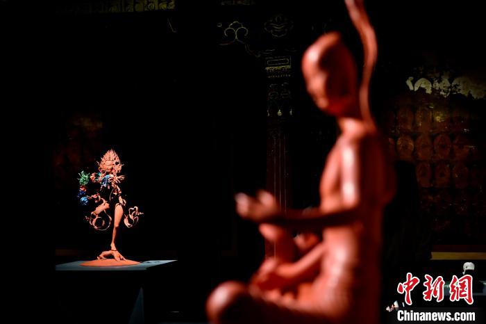 圖為展覽中圍繞西藏歷史與傳統創作的雕塑作品?！±盍?攝